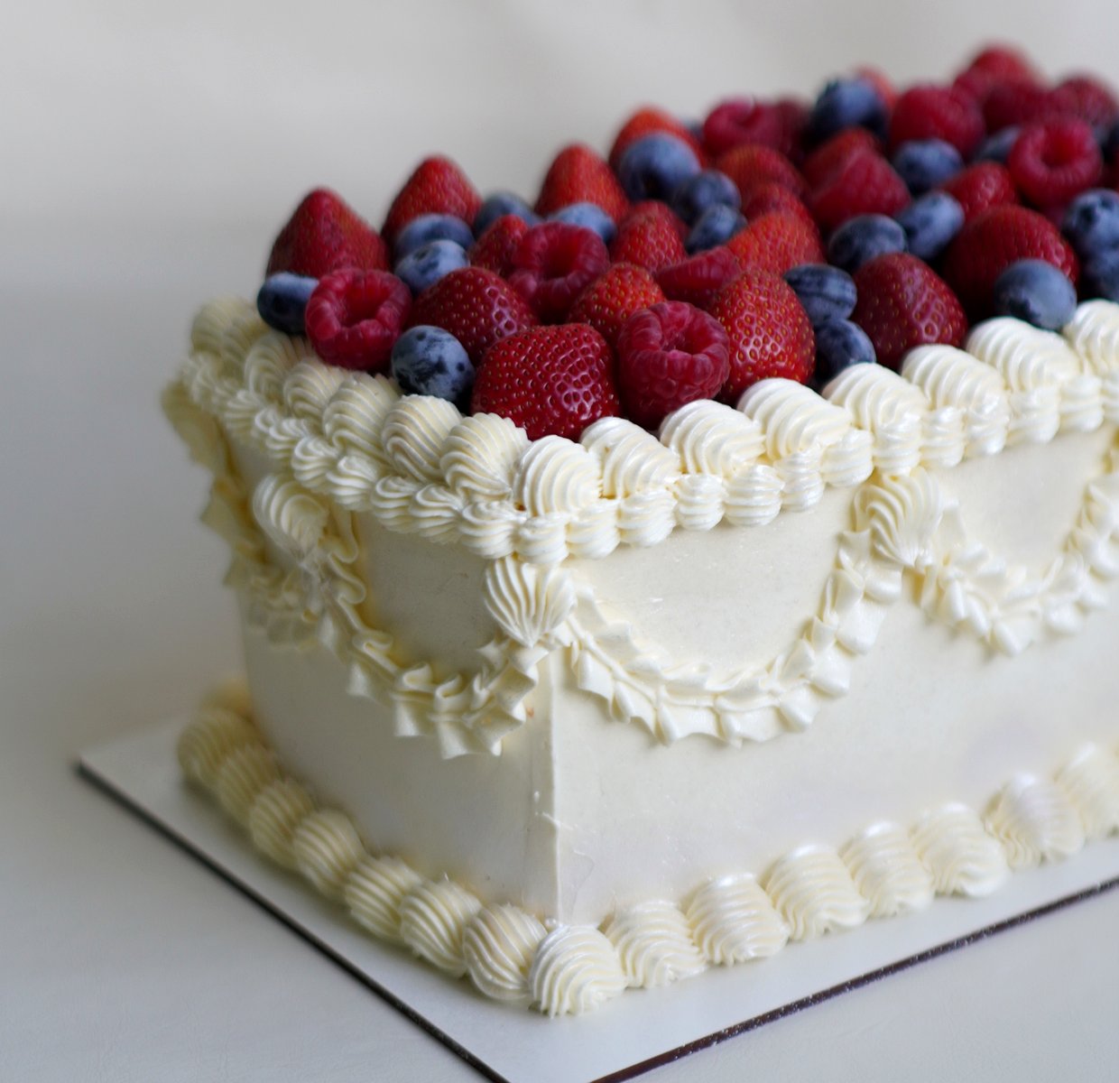 Bolo vintage em buttercream com frutas vermelhas, da Gaia Doceria